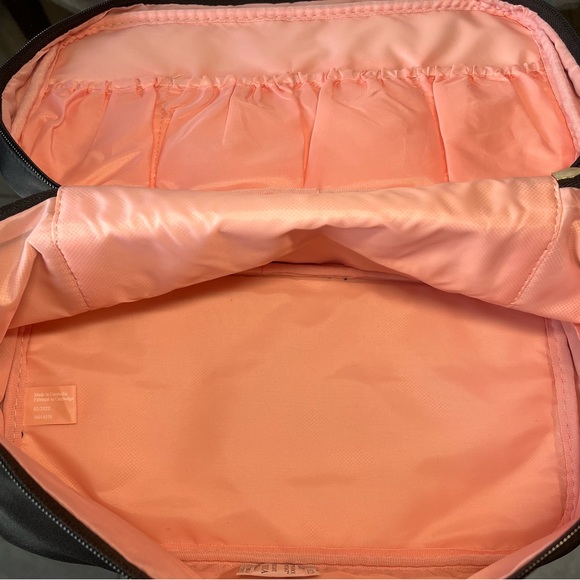 Victoria Secert - Picture 2 of 3